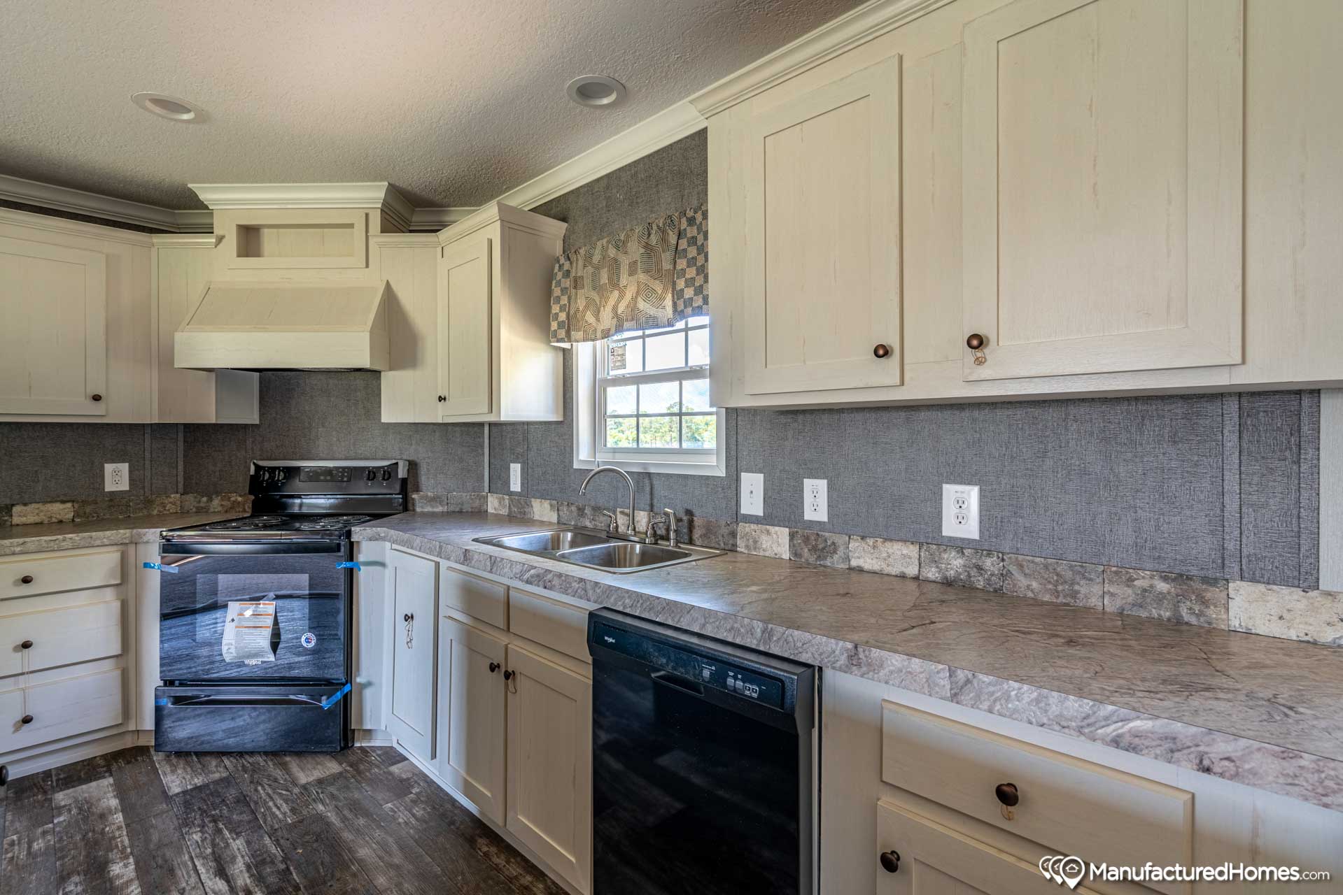 Carriage Manor II / 28523C by Fleetwood Homes Douglas